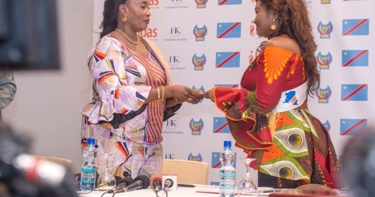 L'artiste Barbara Kanam recevant son titre des mains de la ministre Chantal Safu Lopusa. Photo. Droits Tiers