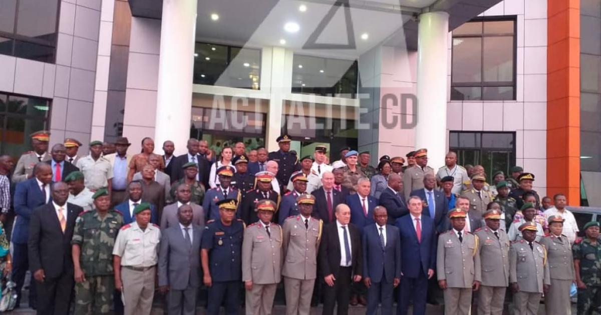 Visite de Jean-Yves Le Drian, ministre français des affaires étrangères avec les officiers au centre de hautes études de stratégie et de défense à Kinshasa/Ph Will Cleas Nlemvo
