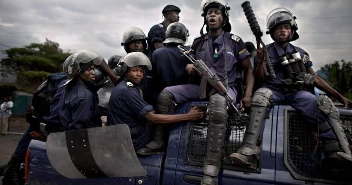 Des policiers à bord d'un pick - up à Kinshasa / DR 