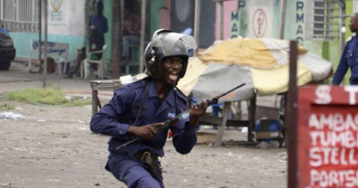 Un policier congolais en train de poursuivre des manifestants à Kinshasa /DR 