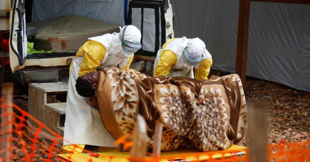 Des employés du centre Ebola de Butembo prennent en charge une femme atteinte d'Ebola, le 28 mars 2019