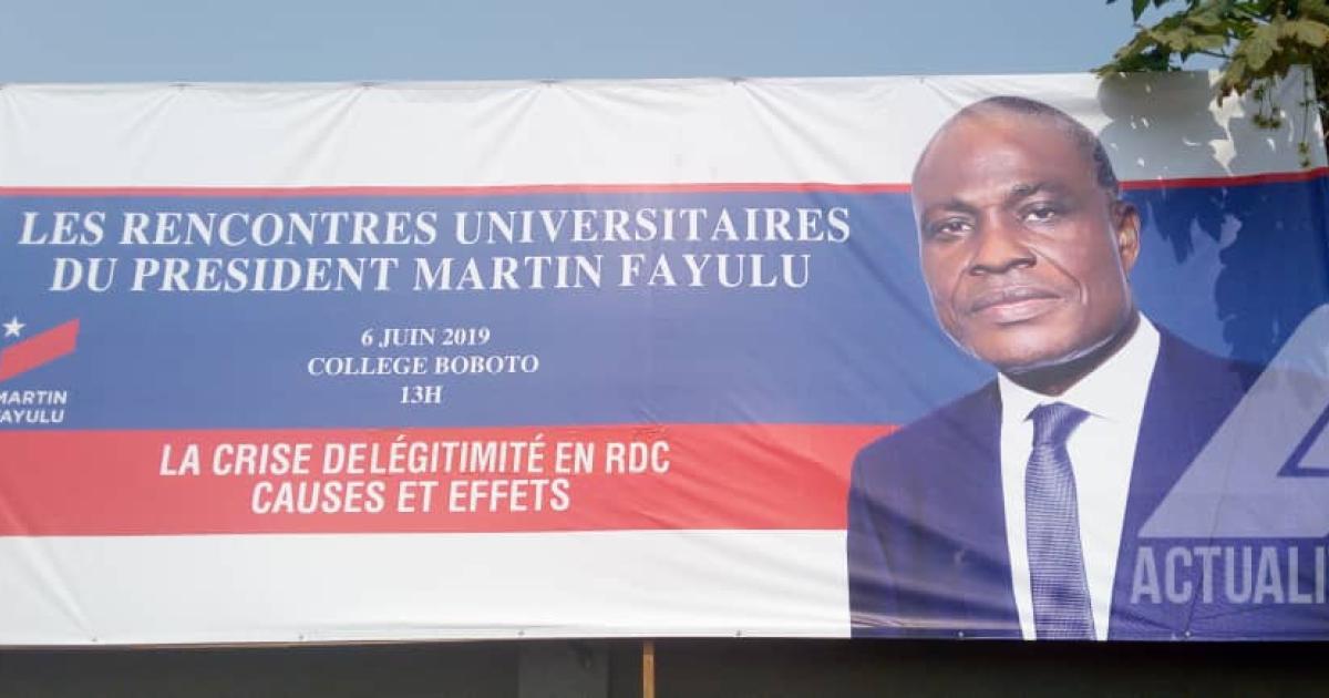 Banderole à l'occasion de la rencontre entre Martin Fayulu et des étudiants