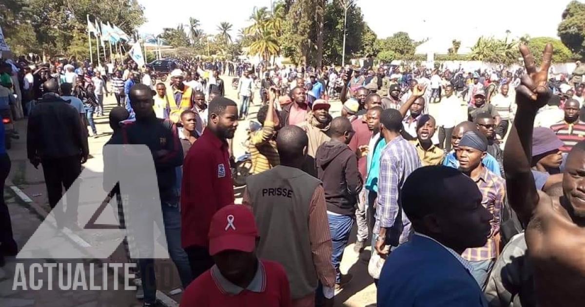 Les militants de l'UDPS devant le boulevard du 30 Juin à Lubumbahsi