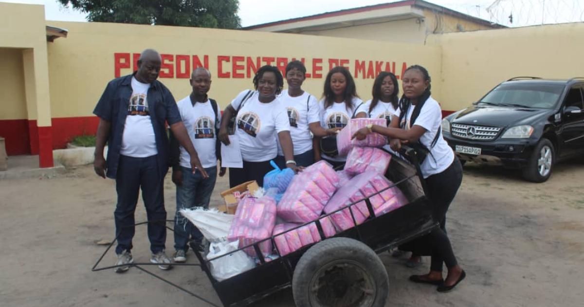 Des bandes hygiéniques apportées par l'Asbl "Outre Neuve" aux femmes détenues de la prison de Makala