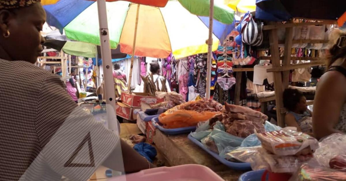 Vendeuse au marché central