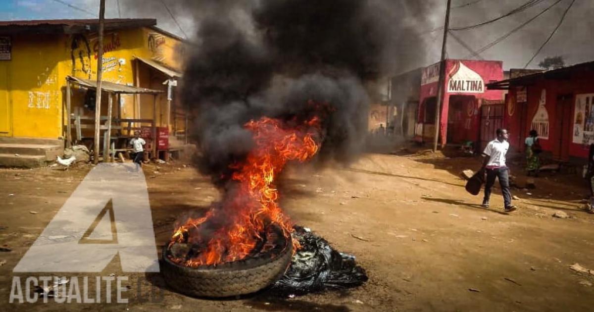 Un pneu qui brûle au rond-point Matonge, dans la commune de Mulekera