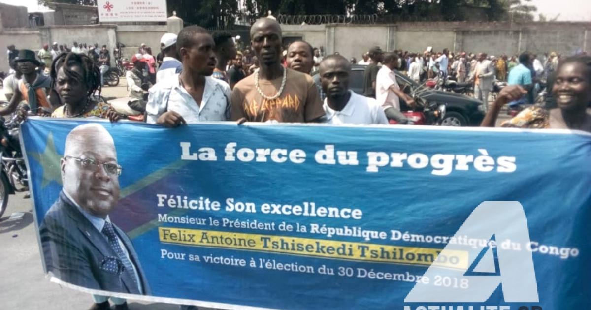Les militants de l'UDPS devant l'Assemblée nationale