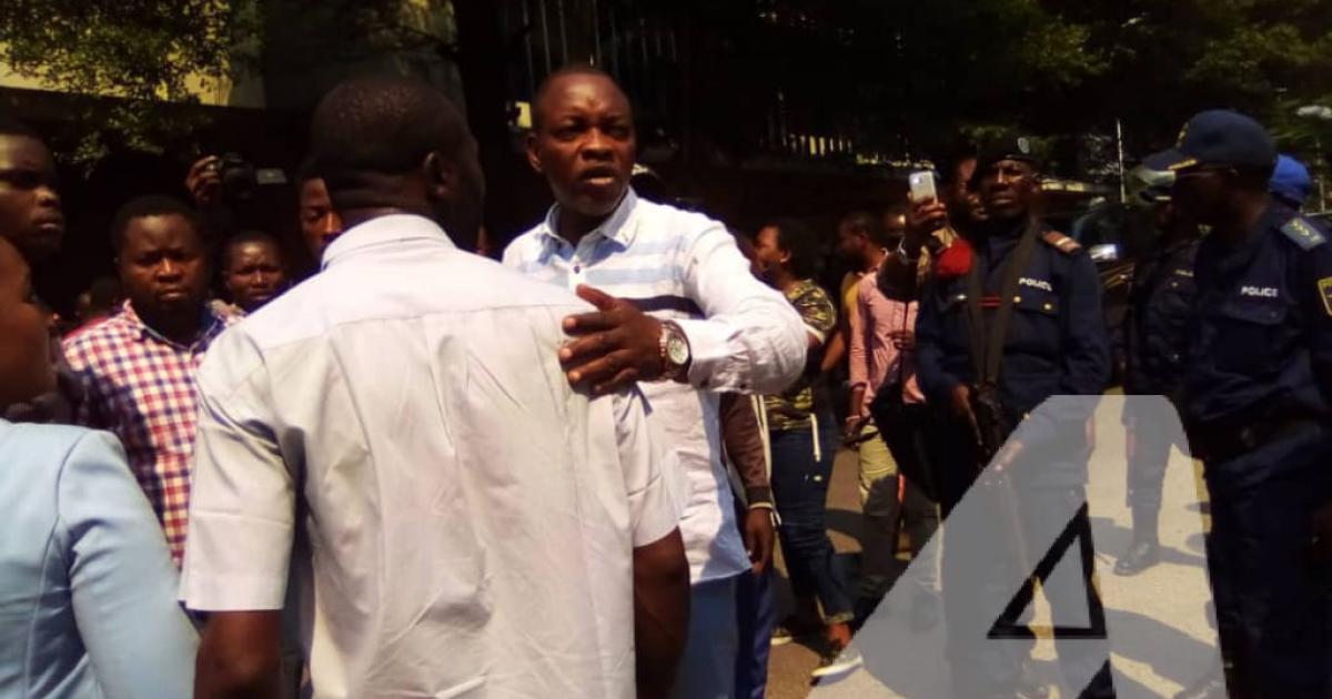 Mike Mukebayi parmi les militants du MLC qui protestent contre l'invalidation de leurs députés
