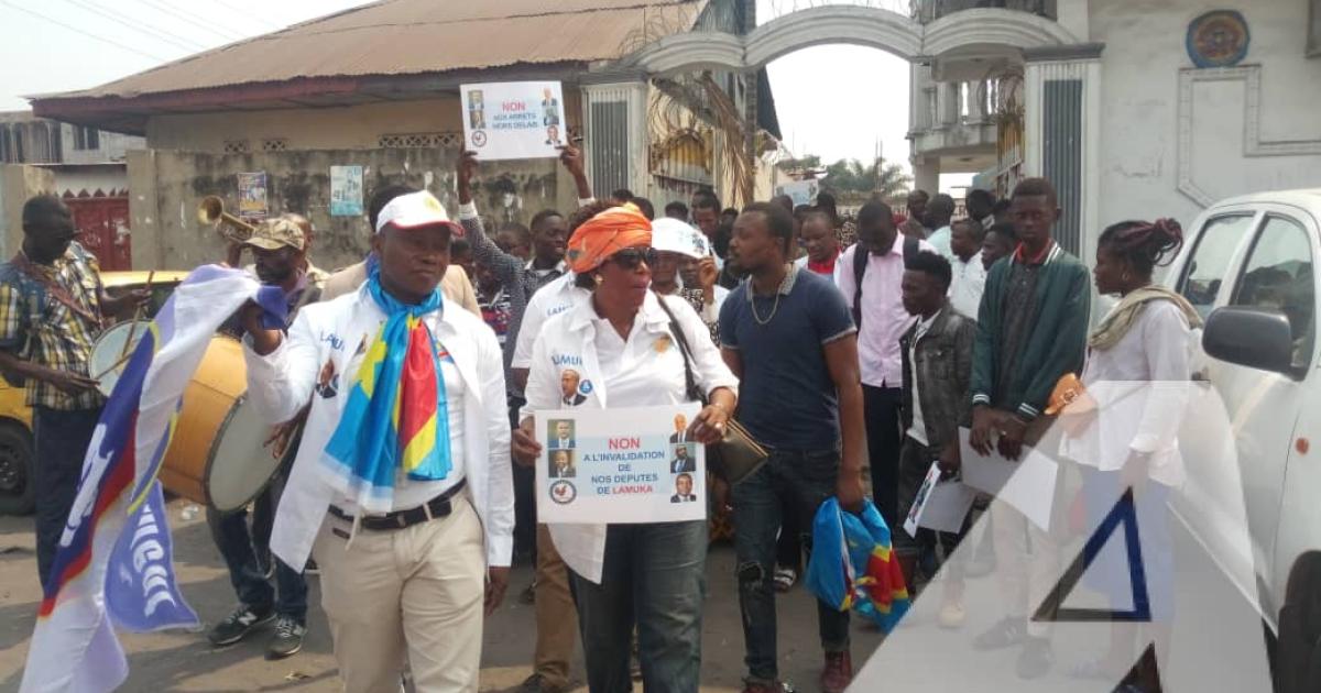 Chérubin Okende en train de marcher avec des militants