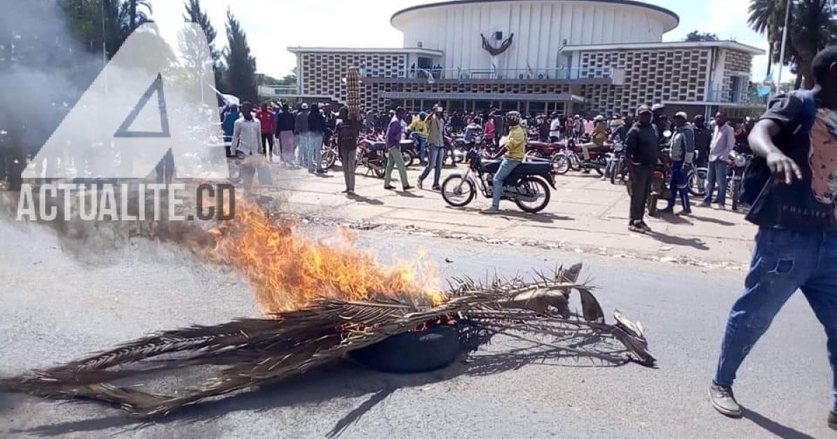Les militants de l'UDPS devant l'Assemblée provinciale du Haut-Katanga pendant la manifestation
