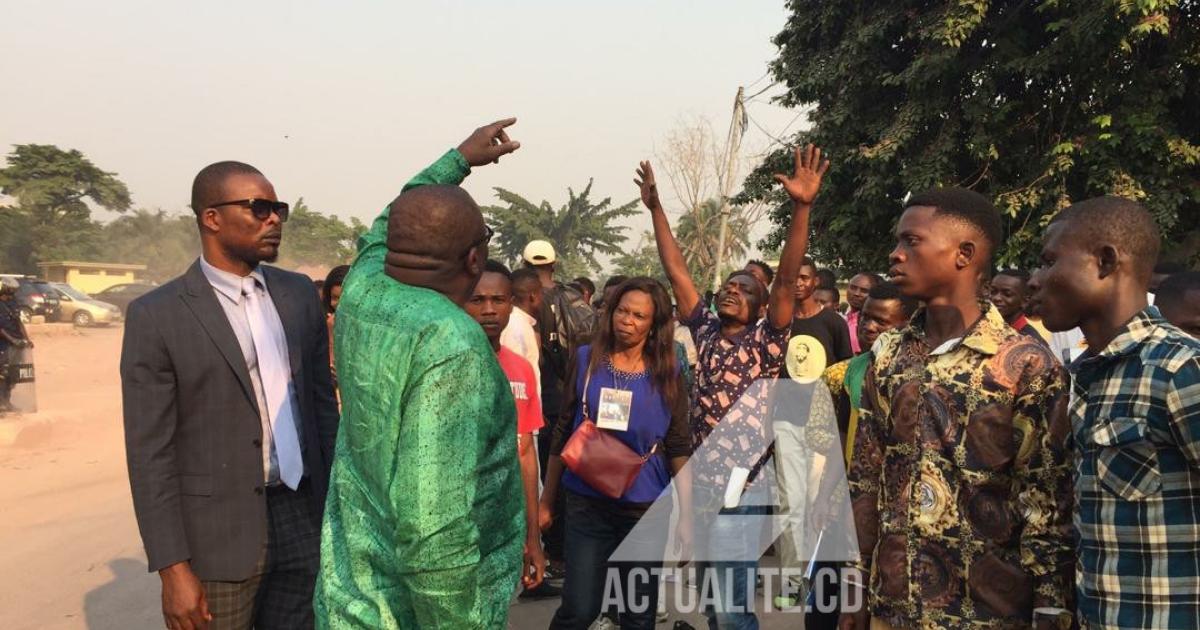 Jacques Djoli en vert, s'adressant aux militants de l'opposition devant la Cour constitutionnelle/Ph Christine Tshibuyi ACTUALITE.CD