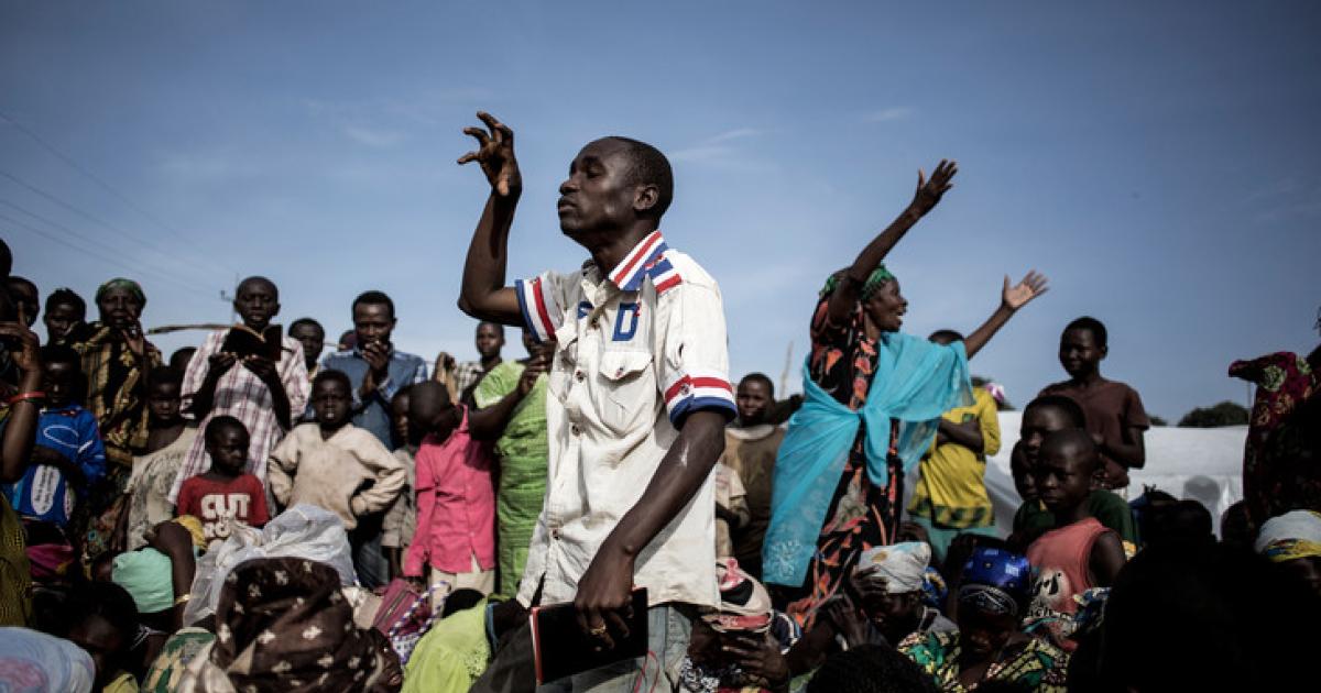 Un prêtre congolais lors d’une séance de prières dans un camp de déplacés à Bunia, le 27 février 2018.