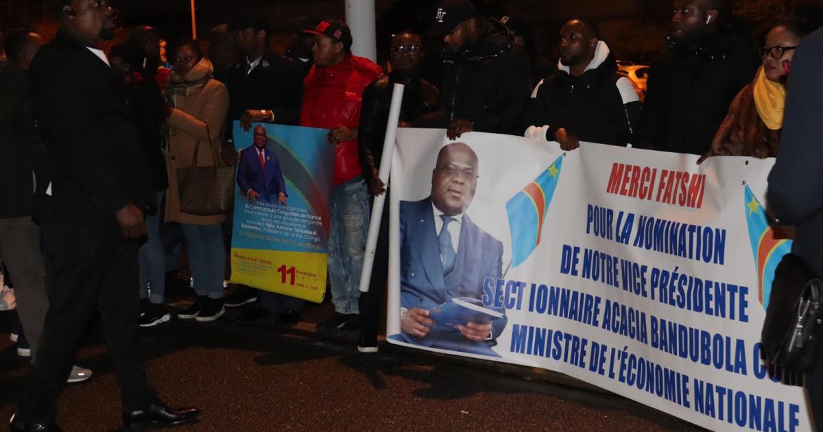 Les militants attendent l’atterrissage de Félix Tshisekedi à Paris Le Bourget