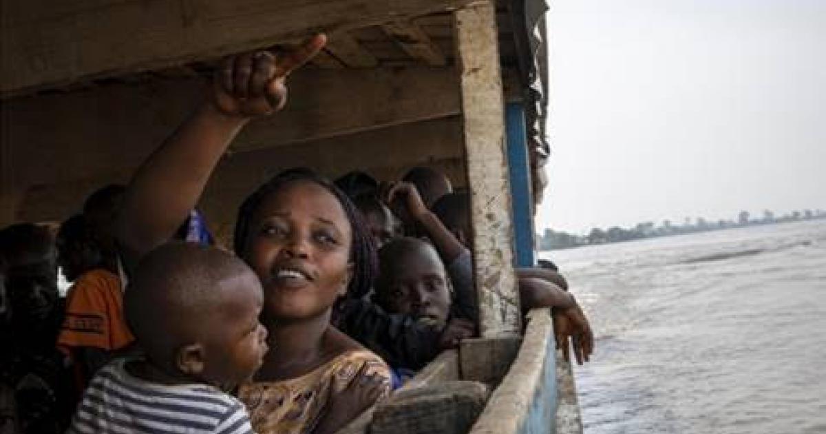 Guilaine Alaya, 33 ans, pointe le doigt en direction de Bangui, la capitale de la République centrafricaine, alors qu’elle rentre dans son pays natal après avoir passé six ans en République démocratique du Congo.  © HCR/Adrienne Surprenant
