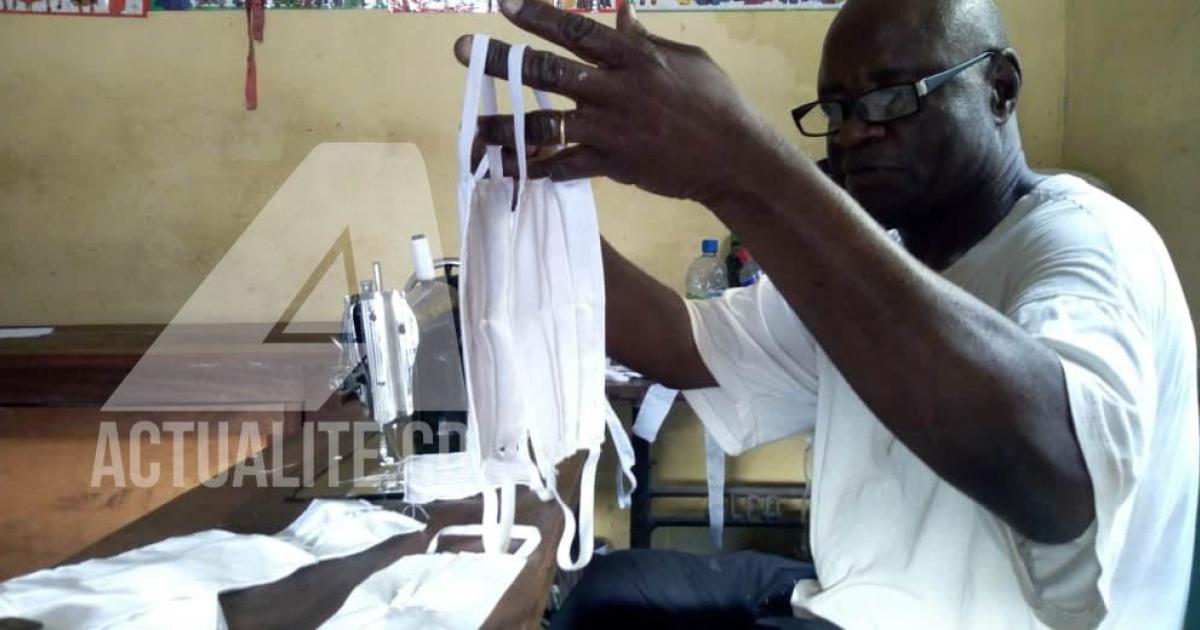 Covid-19 : immersion dans des ateliers de fabrication de masques