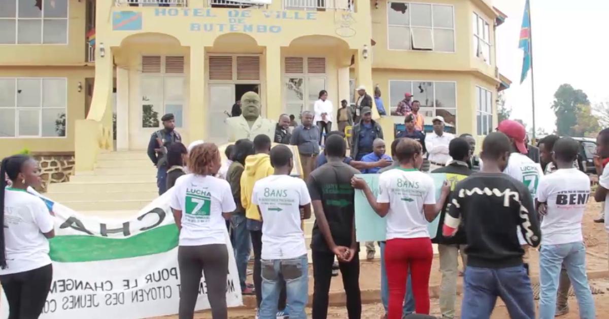 Les jeunes manifestants devant l'hotel de ville de Butembo