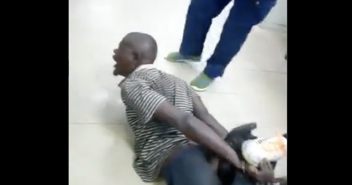 Capture d'écran de la vidéo d'un acte de torture