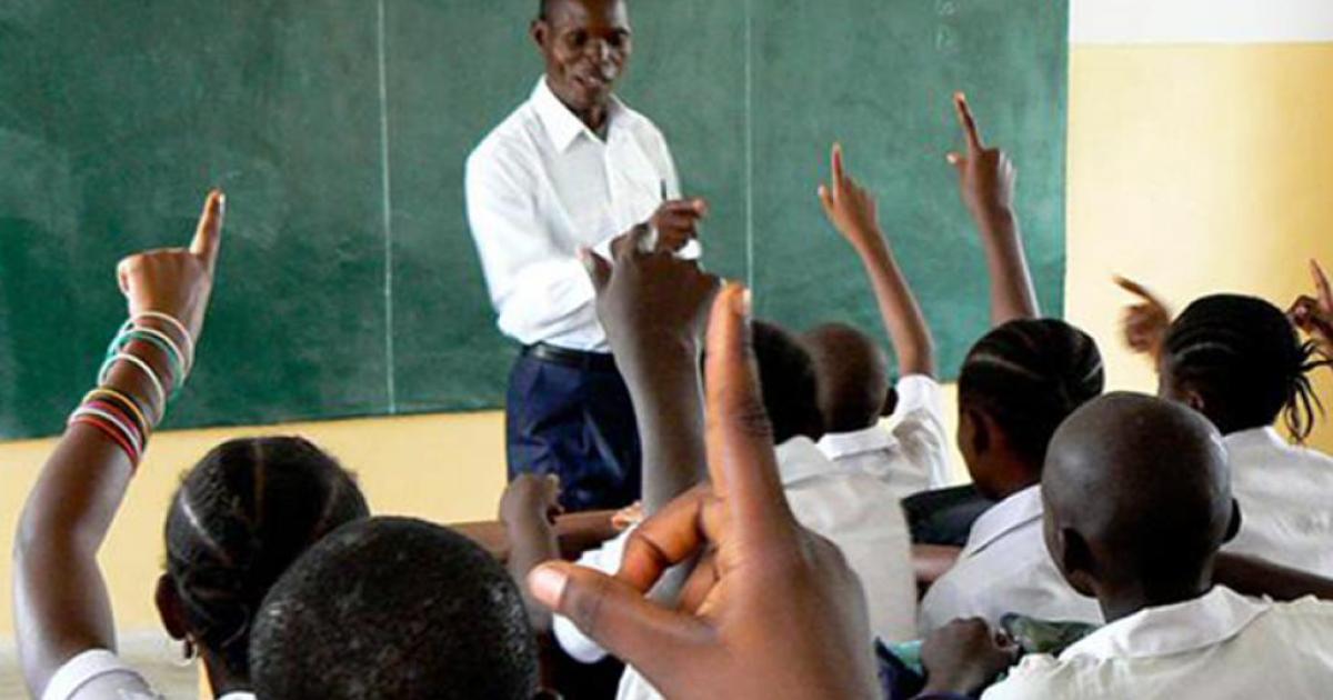 Enseignant dans une salle de classe (photo droits tiers)
