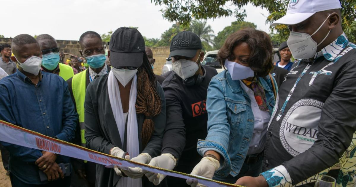 Mme Nicole Sulu inaugurant le forage d'eau réalisé en partenariat avec Widal fondation
