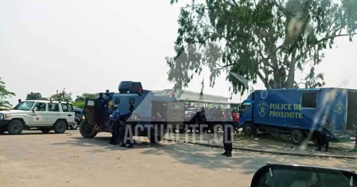 Des jeeps des policiers devant le Palais du Peuple/Ph Christine Tshibuyi