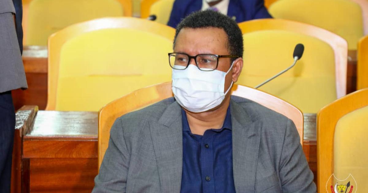 Le député Singoma Mwanza lors de la plénière de l'Assemblée nationale