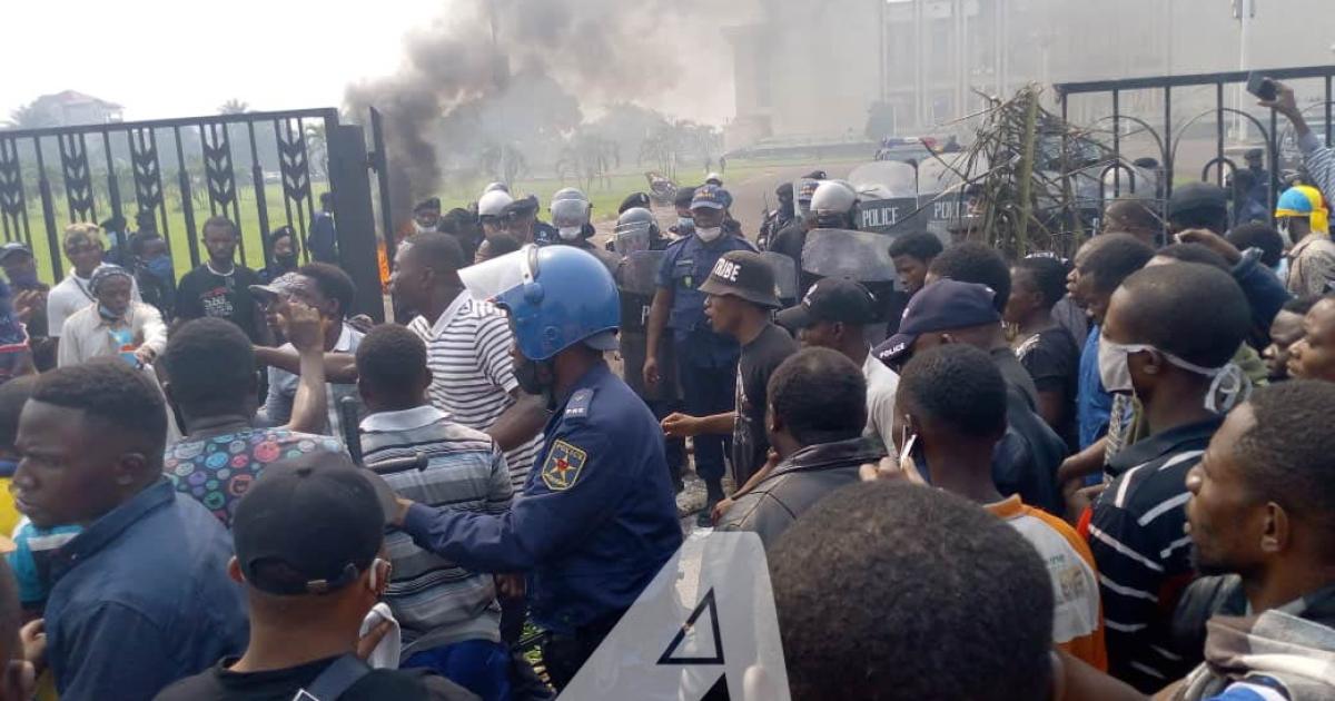 Les militants de l'UDPS manifestant devant le Palais du peuple/Ph ACTUALITE.CD