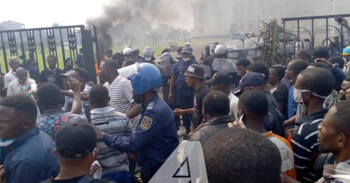 Les militants de l'UDPS manifestant devant le Palais du peuple/Ph ACTUALITE.CD