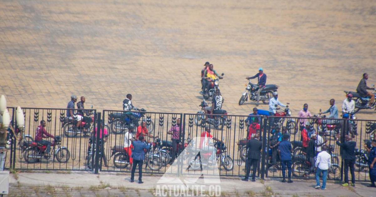 Les militants de l'UDPS manifestant devant le Palais du peuple/Ph ACTUALITE.CD