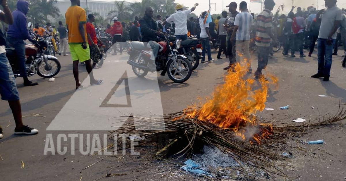 Les militants de l'UDPS manifestant devant le Palais du peuple/Ph ACTUALITE.CD