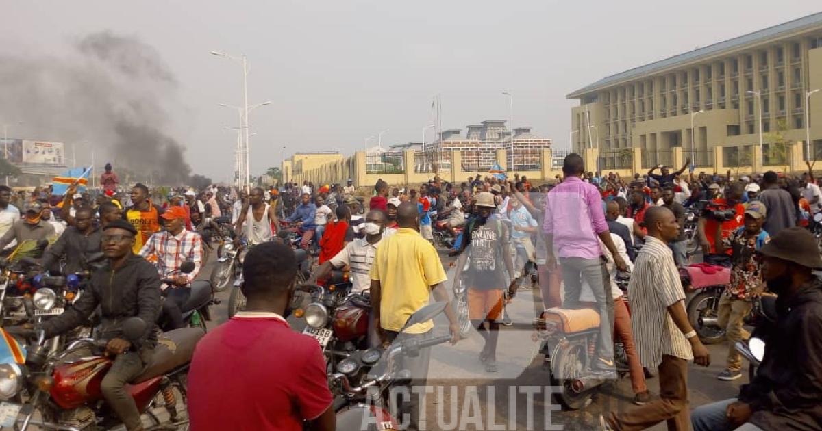 Les militants de l'UDPS manifestant devant le Palais du peuple/Ph ACTUALITE.CD