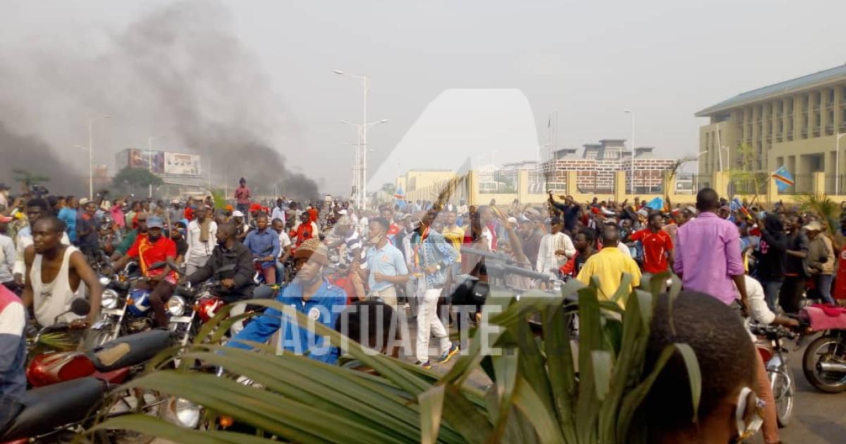 Les militants de l'UDPS manifestant devant le Palais du peuple/Ph ACTUALITE.CD
