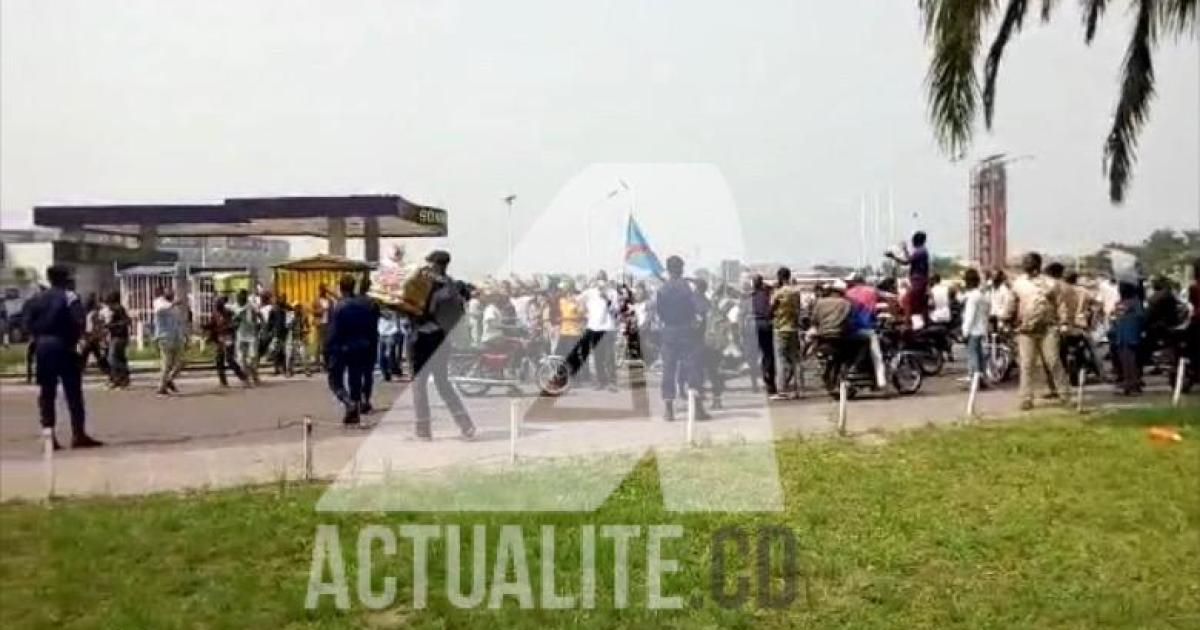 Les manifestants aux alentours du Palais du peuple. Ph. ACTUALITE.CD