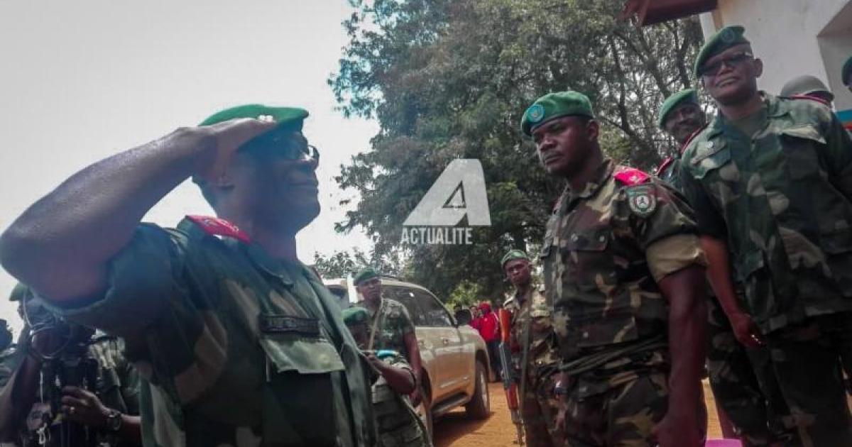 Le général Célestin Mbala, chef d'état-major des FARDC recevant l'honneur à Beni/Ph Yassin Kombi ACTUALITE.CD