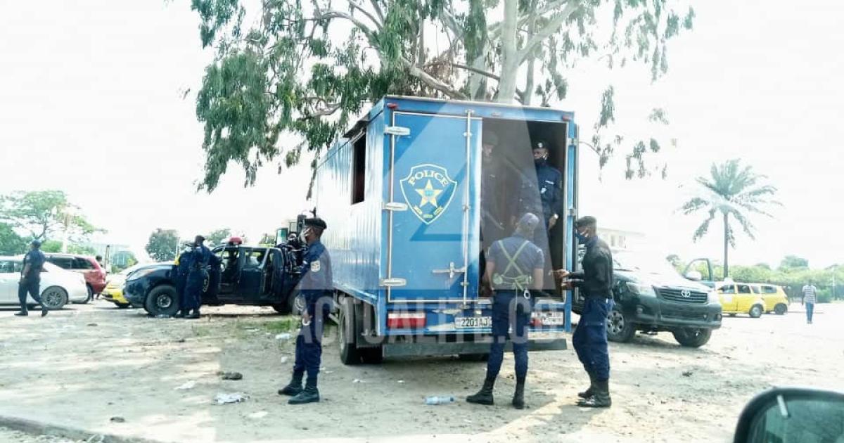 Un fourgon de la Police aux alentours du Palais du peuple. Ph. ACTUALITE.CD