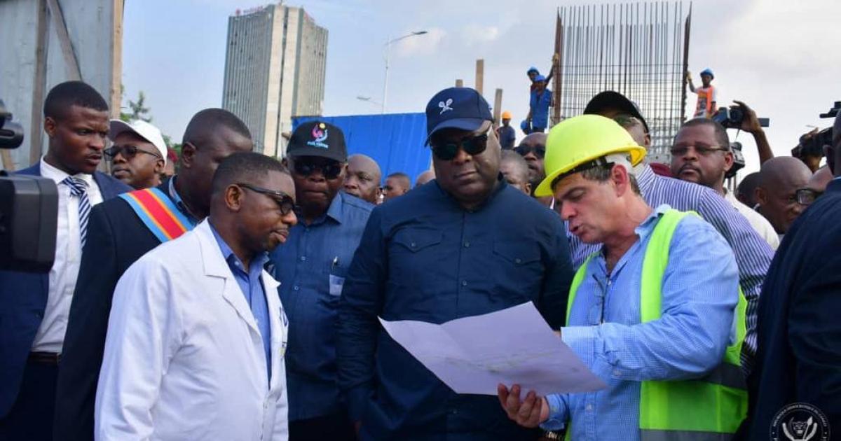Benjamin Wenga et Félix Tshisekedi dans un chantier de saut-de-mouton. Ph. ACTUALITE.CD
