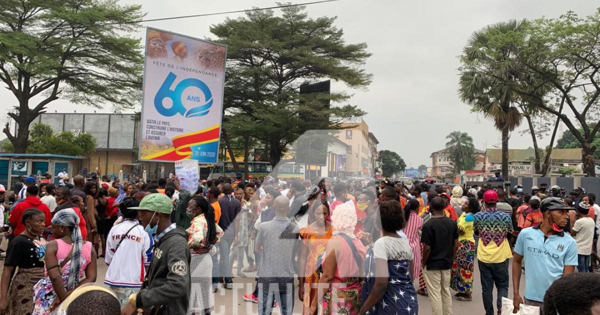 Des marchands devant l'hôtel de ville de Kinshasa pour exiger la rouverture du marché central/Ph ACTUALITE.CD