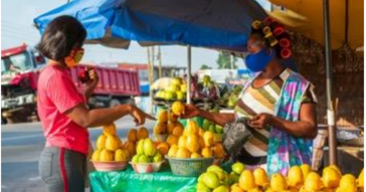 Des étalages d'une vendeuse des fruits à Kinshasa/Ph Target