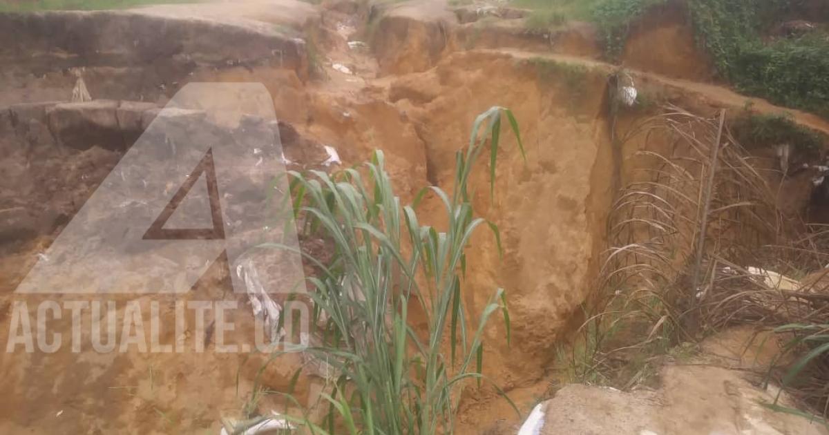 Une avenue détruite par les têtes d'érosion dans la commune de Ngaliema à Kinshasa/Ph ACTUALITE.CD
