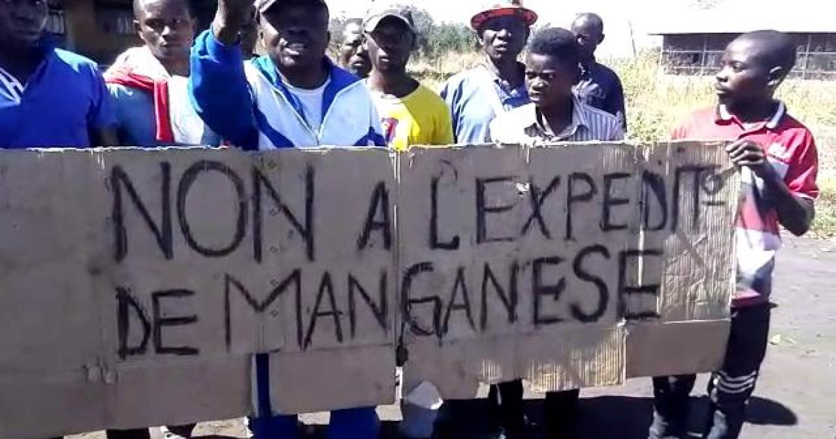 Quelques travailleurs de Kisenge Manganèse en pleine manifestation