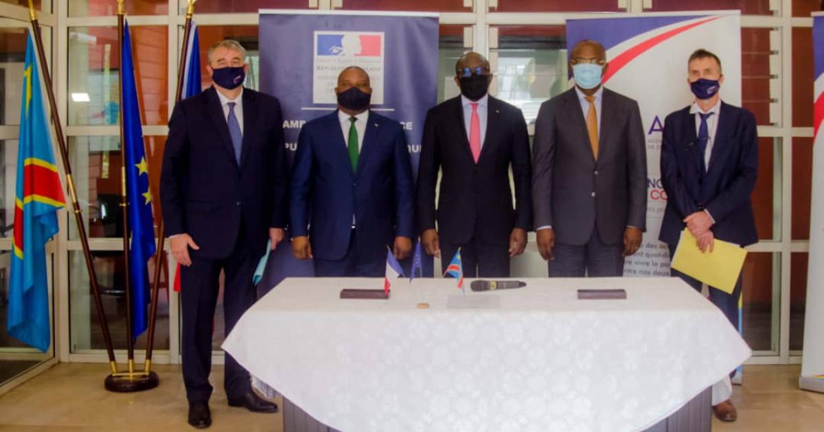 Photo de la Cérémonie de signature de la convention/Droits tiers 