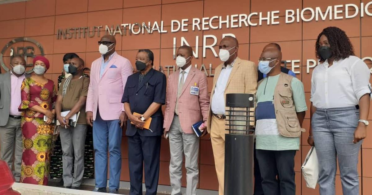 La délégation de la FECOFA conduite par Constant Omari reçue à l'INRB par le Dr. Muyembe/Ph.droits tiers 