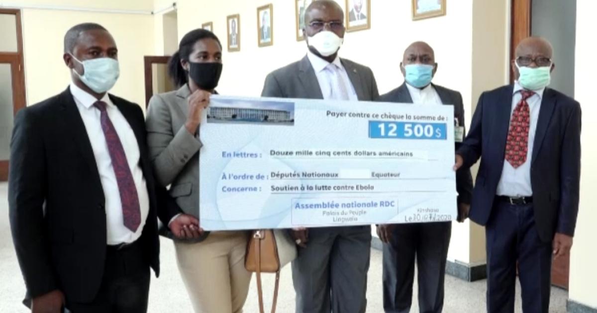 Le caucus des élus de l'Equateur recevant le chèque pour Ebola. Ph. Droits tiers. 