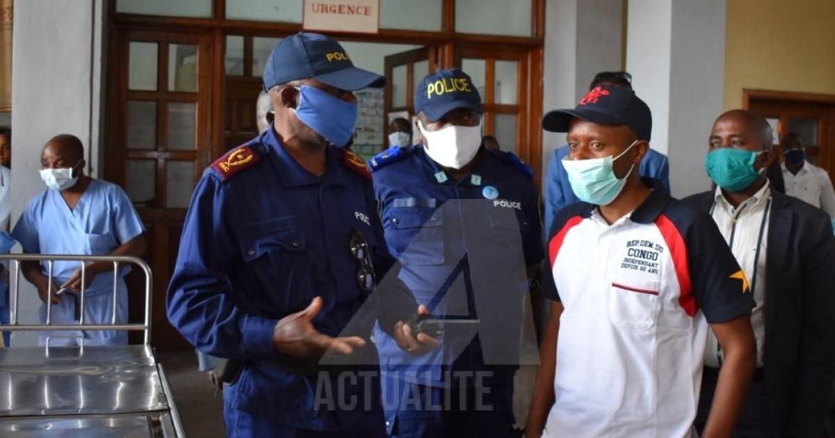 Le gouverneur de la province du Nord Kivu, Carly Kasivita en discussion un officier de la police nationale