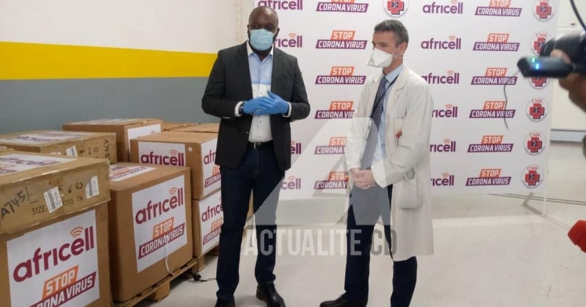 Le Directeur des ressources humaines de la société de télécommunication Africell en compagnie du médecin directeur du CMK