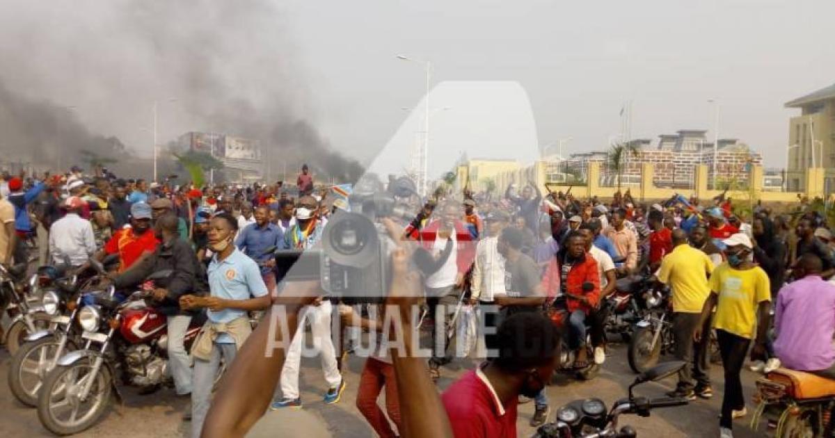 Manifestants aux abords du Palais du peuple à Kinshasa. Ph/Actualite.cd 