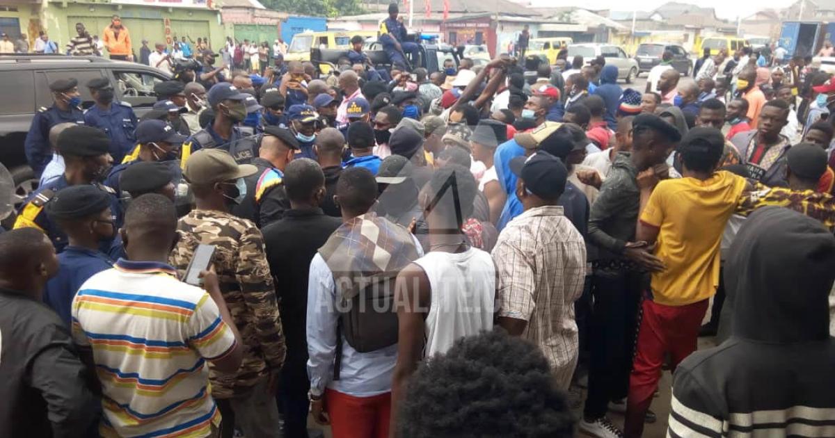 Les militants du PPRD rassemblés au siège du parti sur l'avenue Sendwe à Kinshasa en attendant une marche/Ph ACTUALITE.CD