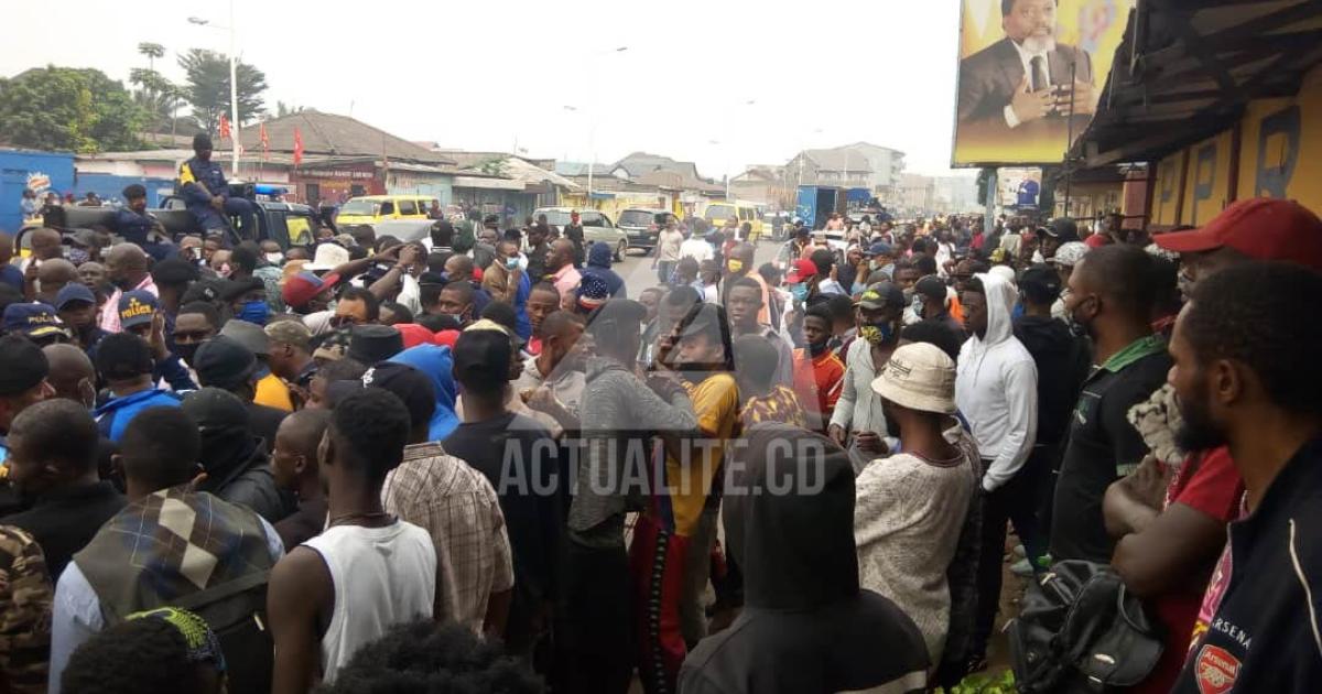Les militants du PPRD rassemblés au siège du parti sur l'avenue Sendwe à Kinshasa en attendant une marche/Ph ACTUALITE.CD