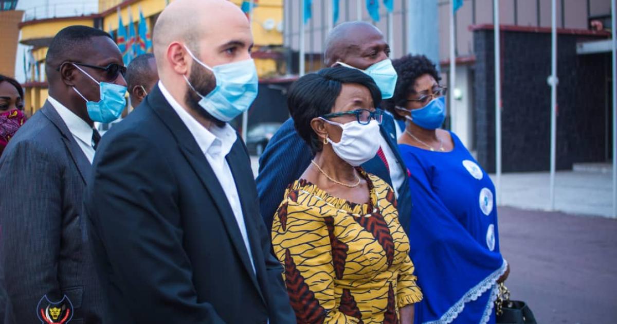 La ministre d'Etat des affaires étrangères Marie Tumba et Abed Achour à l'aéroport de N'djili accueillant les dépouilles de trois étudiants congolais décédés en Chypre/Ph droits tiers