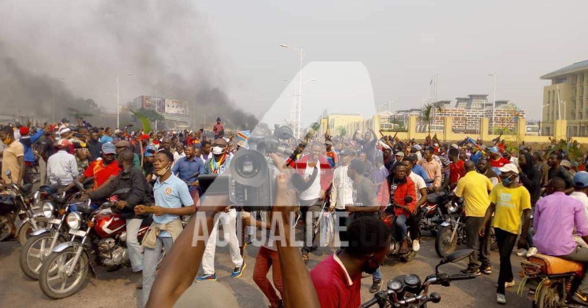 Les militants de l'UDPS manifestant devant le Palais du peuple/Ph ACTUALITE.CD
