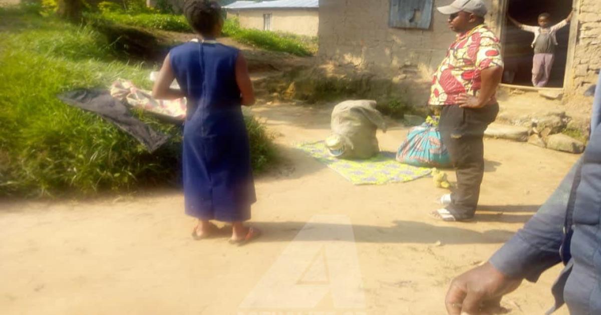 Une famille qui se déplace après l'attaque des ADF à Ngadi. Ph. ACTUALITE.CD.